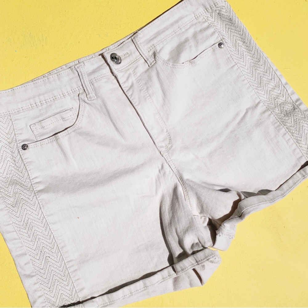 GLORIA VANDERBILT short size 14 women's cream beige shorts all around slimming